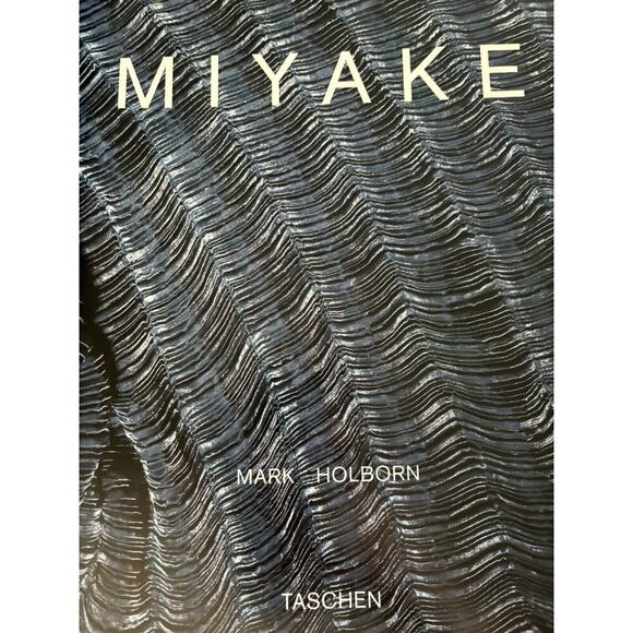 Issey Miyake by Mark Holborn 1995 Trade Paperback Taschen 1st. Edition - Picture 11 of 12